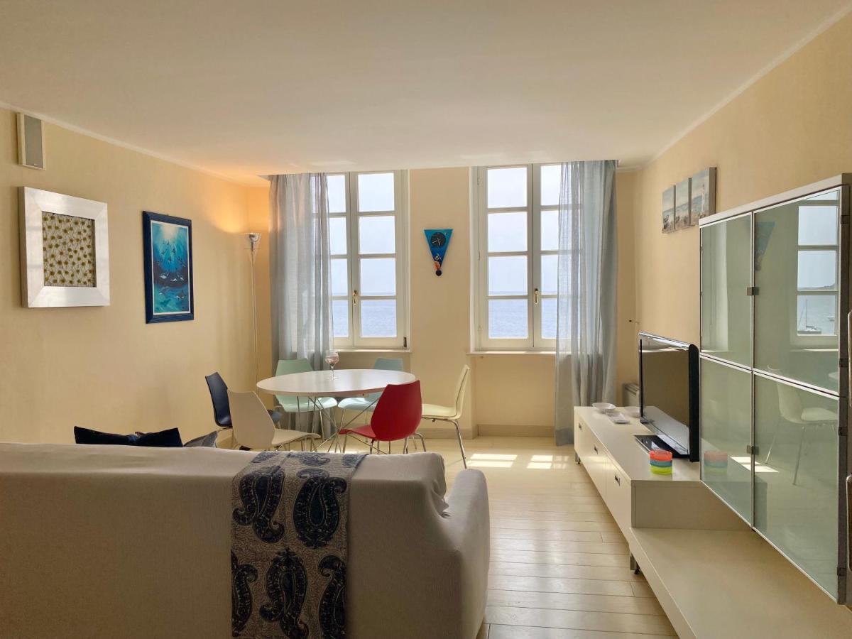 Casaviva - Beachfront Trilo With Parking In