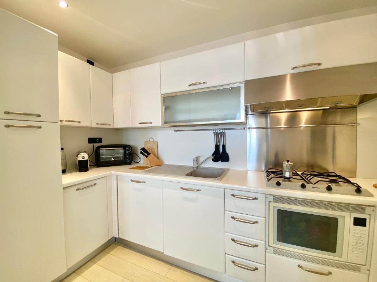 Casaviva - Beachfront Trilo With Parking In