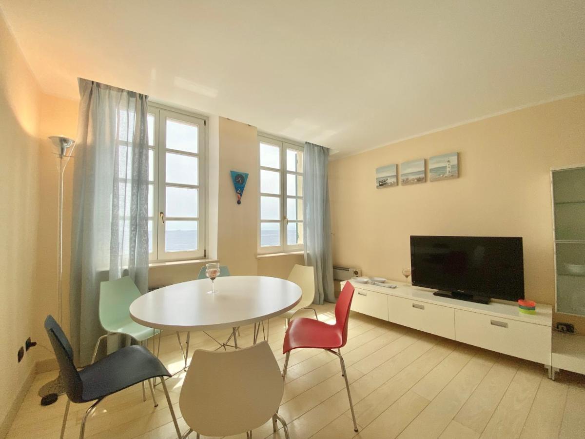Casaviva - Beachfront Trilo With Parking In