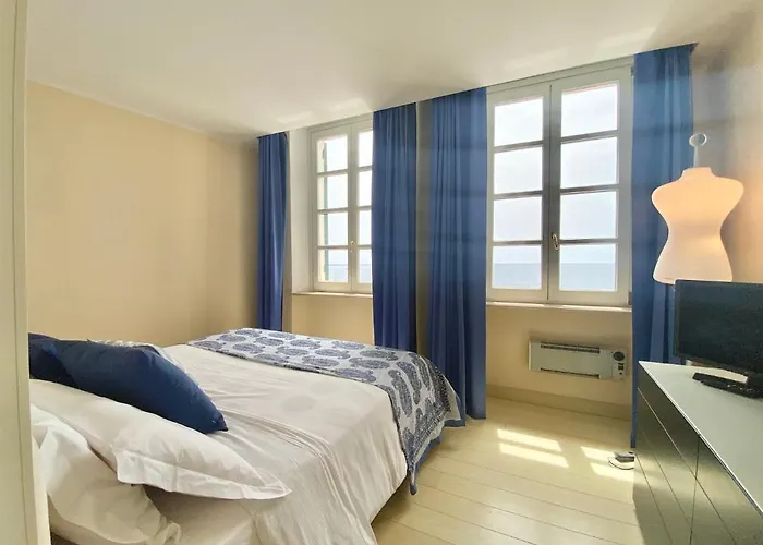 Casaviva - Beachfront Trilo With Parking In Camogli